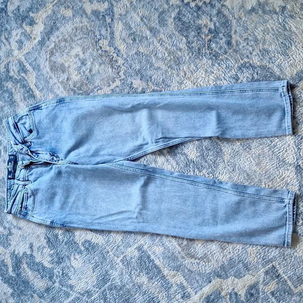 EUC  Hollister curvy high rise mom jeans, size 24